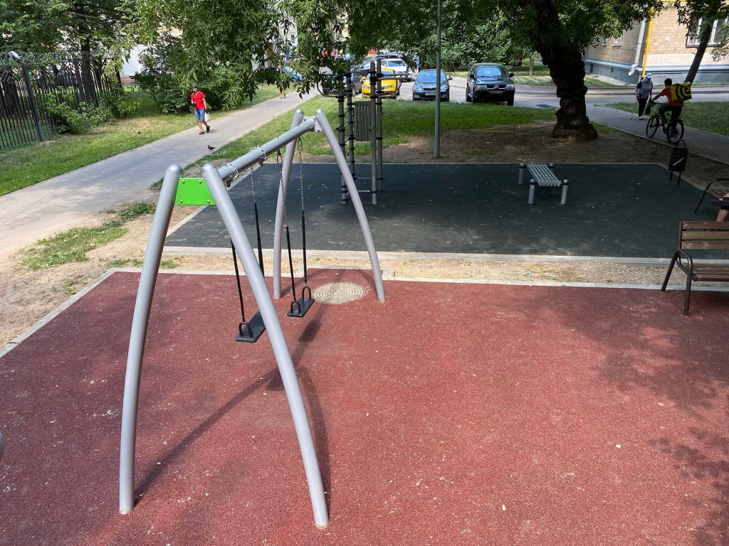 Детская площадка на улице Трофимова — рай для юных спортсменов