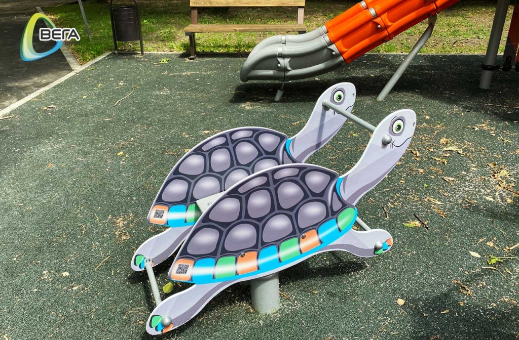 Детская площадка на Крутицкой набережной: покатай меня, большая черепаха!