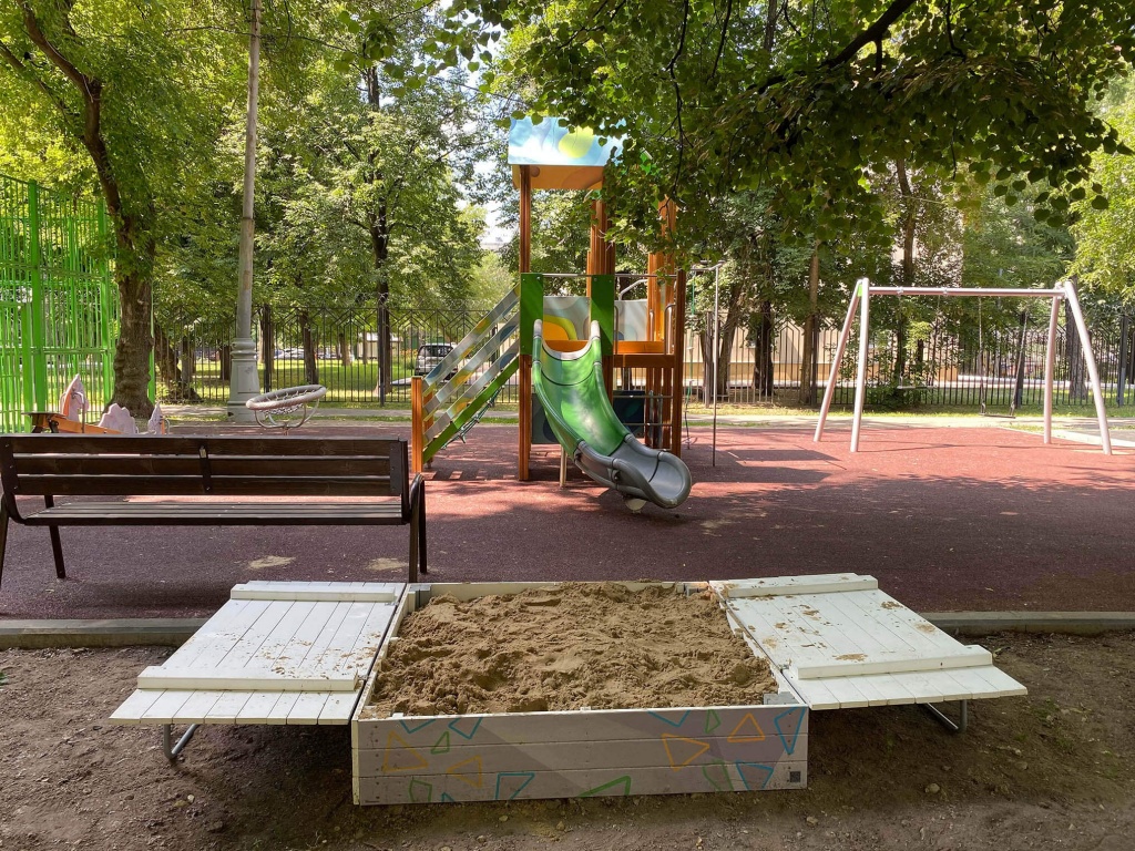 Детская площадка на улице Трофимова — рай для юных спортсменов